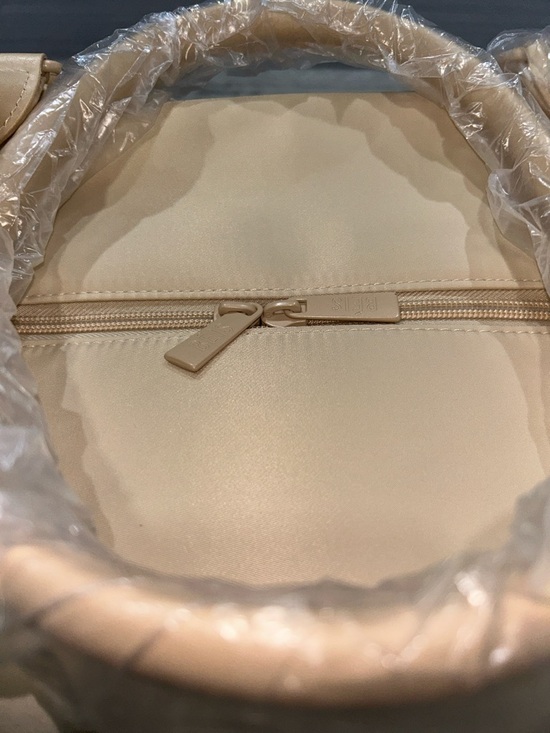 BÉIS The Commuter Duffle in Cream - Picture 6 of 6